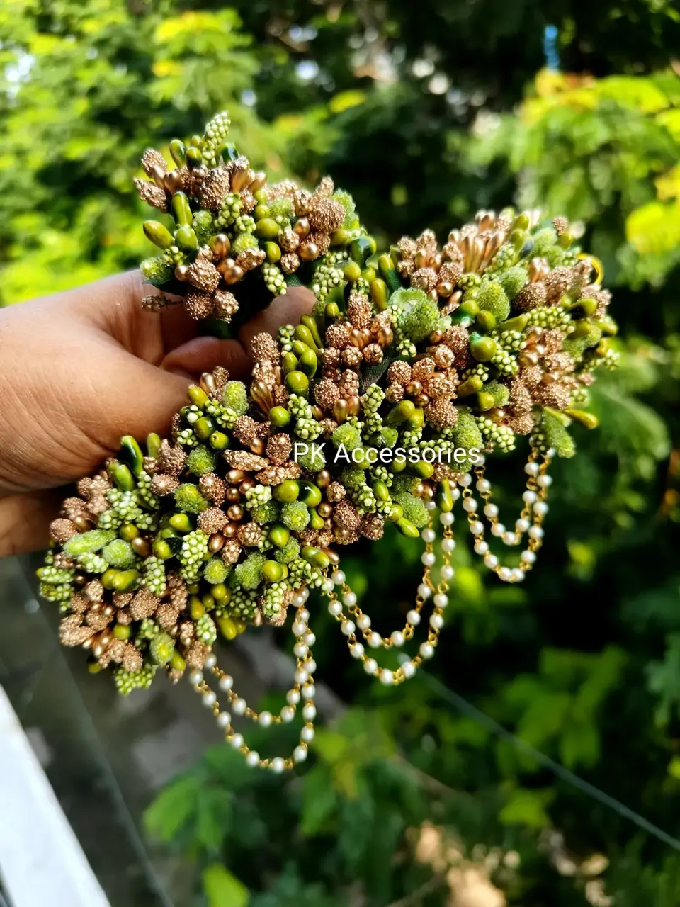 Gold×darkgreen beads hanging veni