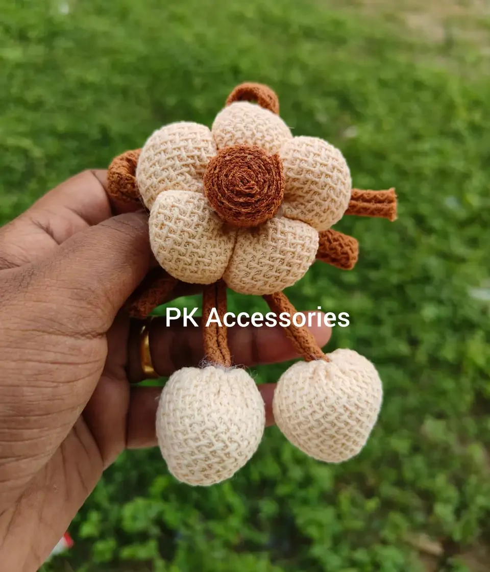 Cream flower alligator clip 