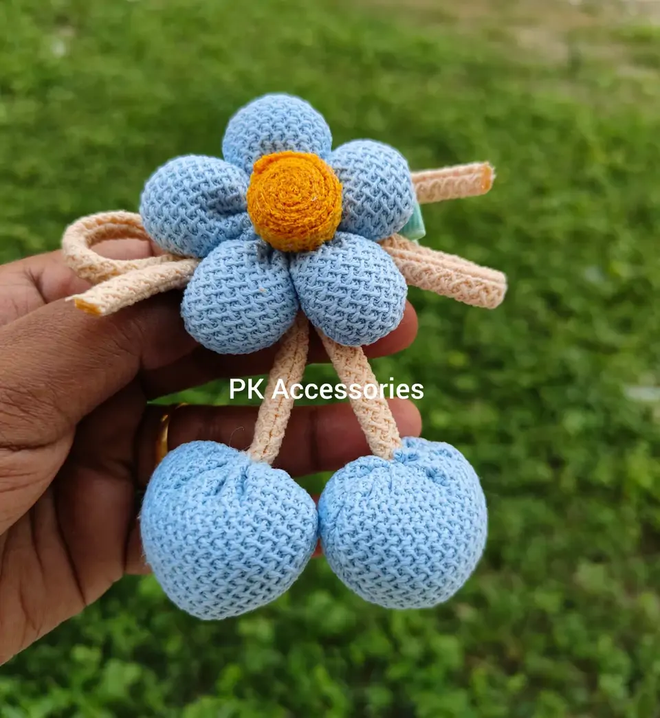 Sky-blue flower alligator clip 