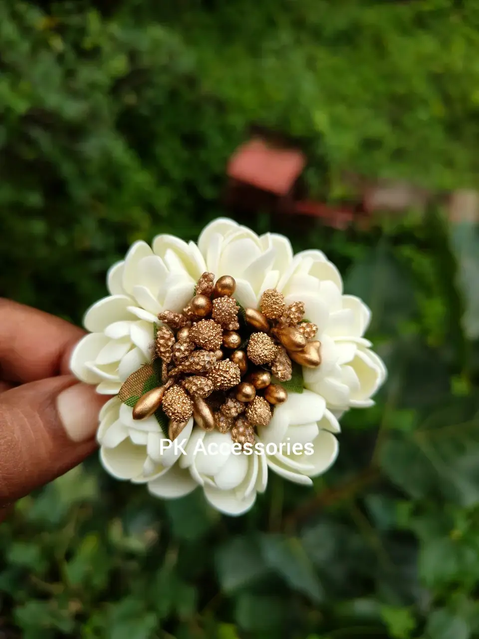 Foam jasmine × gold pollen alligator clip 